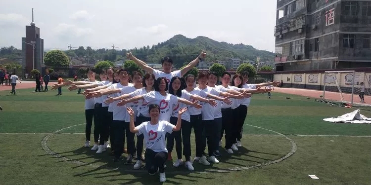 为什么这么多企业都选择定制T恤作为工作服?